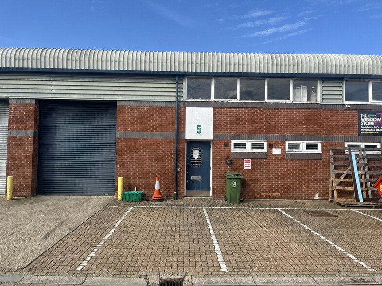 Southern Rd, Aylesbury to rent - Building Photo - Image 1 of 6