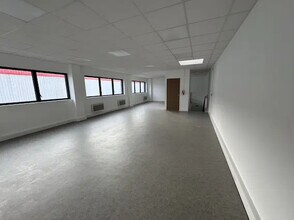 Light Industrial in Corbeil-Essonnes to rent Interior Photo- Image 2 of 2