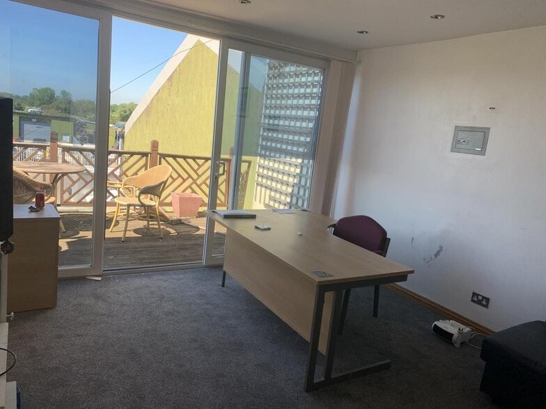 College Rd N, Aylesbury to rent - Building Photo - Image 2 of 10