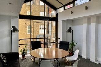 3 Crescent Stables, London to rent Interior Photo- Image 2 of 2