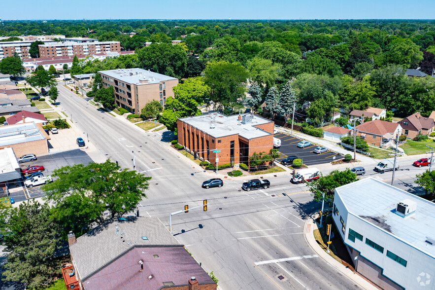 8430 Gross Point Rd, Skokie, IL for rent - Building Photo - Image 3 of 10