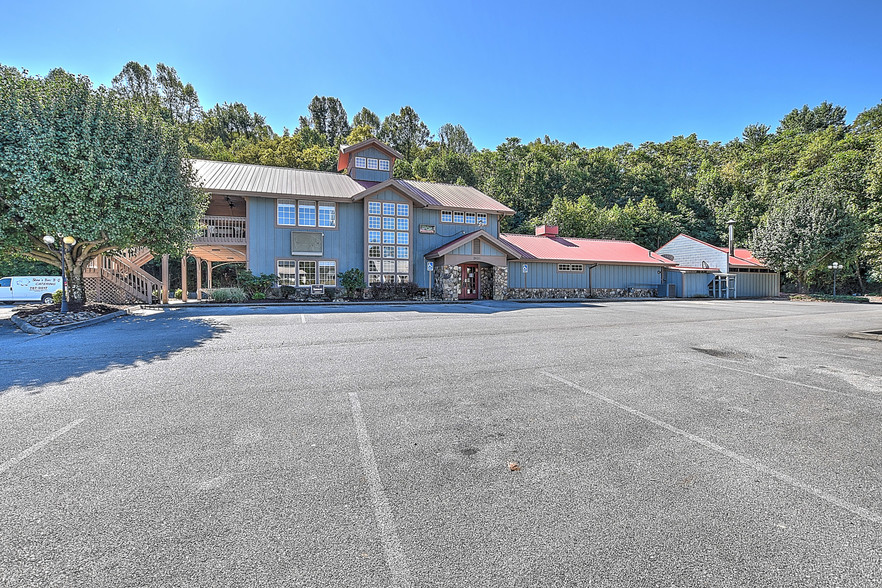 2620 E Andrew Johnson Hwy, Greeneville, TN for sale - Building Photo - Image 1 of 1