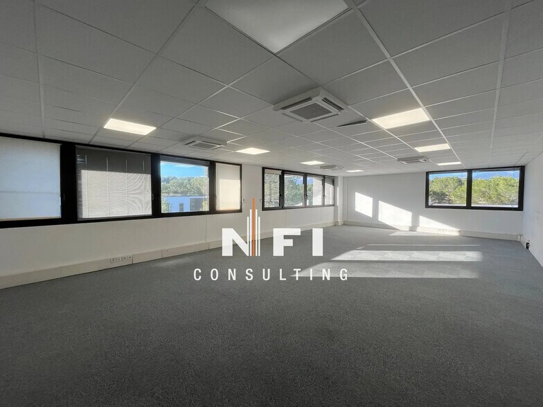 Office in Valbonne to rent - Interior Photo - Image 2 of 9