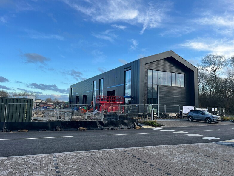 5-7 Orbis, Westcott to rent - Building Photo - Image 3 of 12