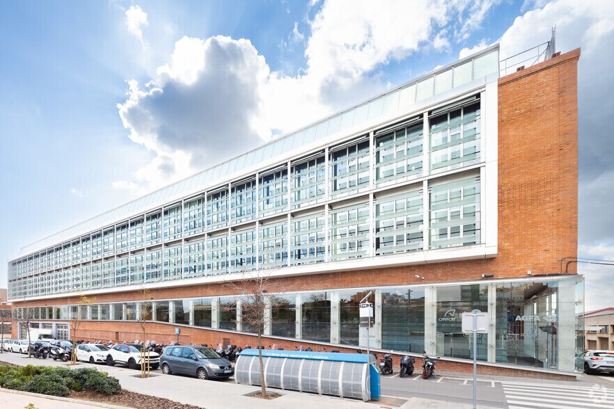 Office in Esplugues de Llobregat, Barcelona to rent - Building Photo - Image 2 of 5