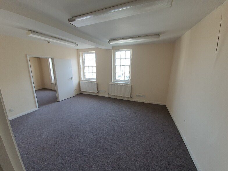 122-123 High St, Uxbridge to rent - Interior Photo - Image 3 of 9