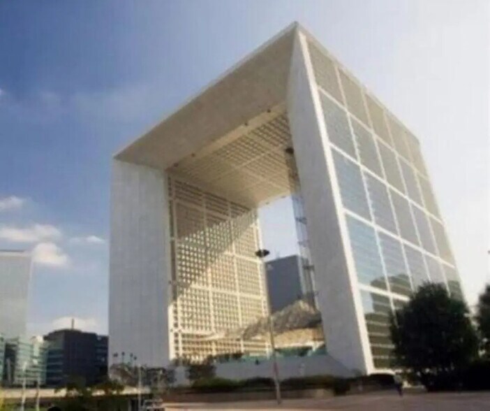 Office in Puteaux to rent - Primary Photo - Image 2 of 16