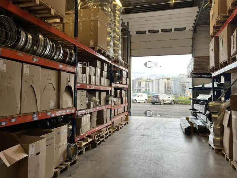 Light Industrial in Nanterre to rent - Interior Photo - Image 3 of 11