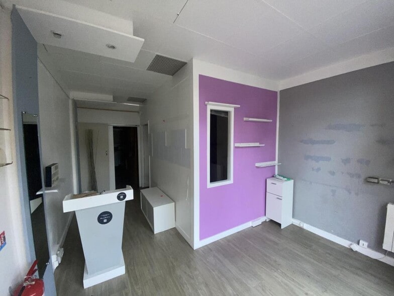 Retail in Versailles to rent - Interior Photo - Image 3 of 6