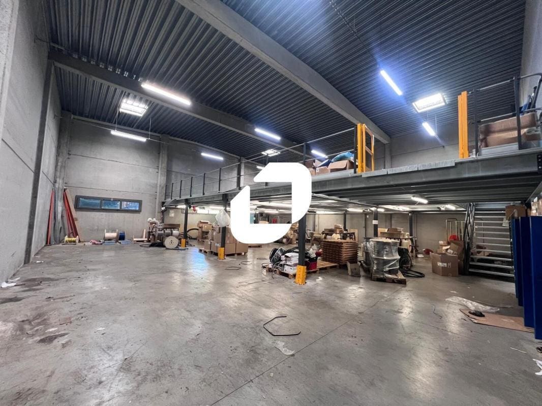 Light Industrial in Bussy-Saint-Georges to rent Interior Photo- Image 1 of 11