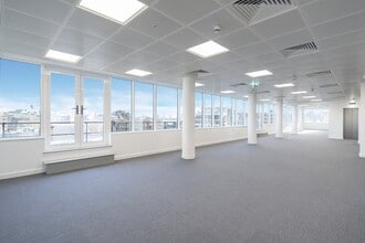 6 Chesterfield Gdns, London to rent Interior Photo- Image 2 of 2