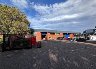 Commercial Way, London to rent Building Photo- Image 1 of 1