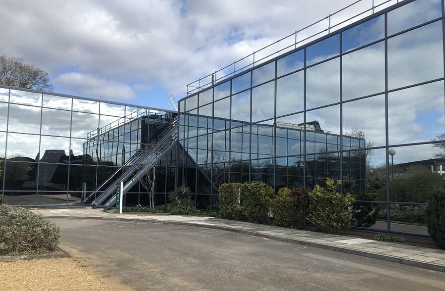 First Ave, Swindon to rent - Building Photo - Image 3 of 4