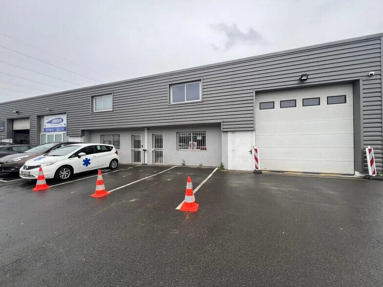 Light Industrial in Arnas to rent - Building Photo - Image 1 of 6