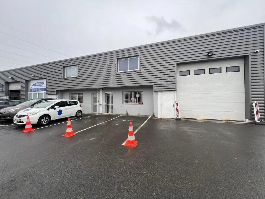 Light Industrial in Arnas to rent Building Photo- Image 1 of 7