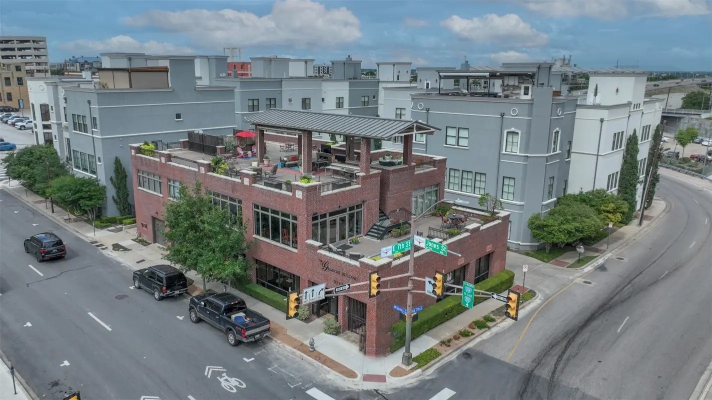 715 Jones St, Fort Worth, TX to rent Primary Photo- Image 1 of 42