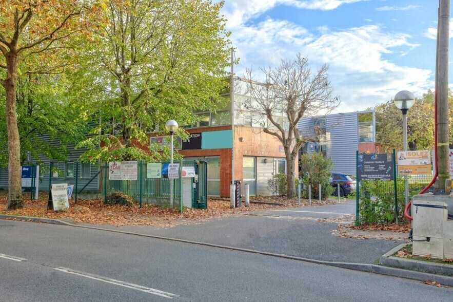 4 Avenue Pierre Salvi, Gonesse to rent - Building Photo - Image 3 of 7