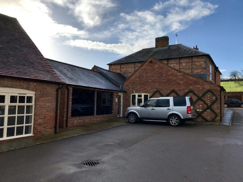 Thame Rd, Aylesbury to rent - Building Photo - Image 2 of 2