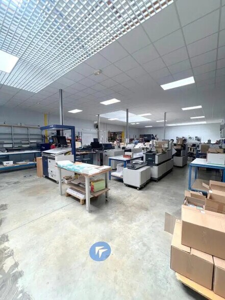 Office in Élancourt to rent - Interior Photo - Image 3 of 10