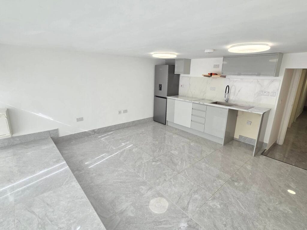 122-122A Finchley Rd, London to rent Interior Photo- Image 1 of 14