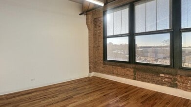 1200 W 35th St, Chicago, IL to rent Interior Photo- Image 1 of 3