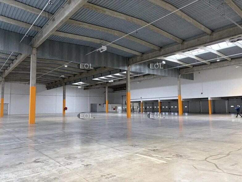Industrial in Lisses to rent - Building Photo - Image 2 of 12