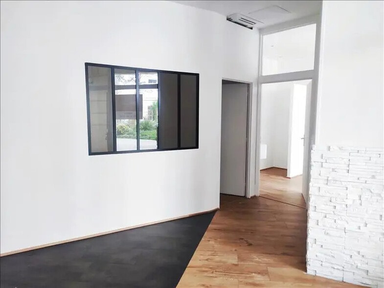 Retail in Montpellier to rent - Interior Photo - Image 3 of 4