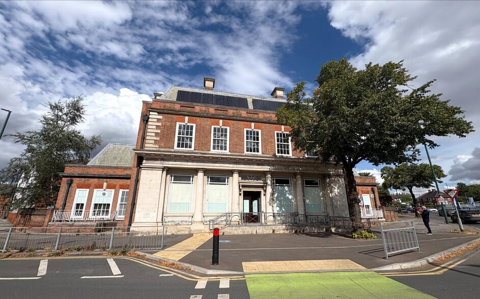 536 Valley Rd, Nottingham to rent - Primary Photo - Image 1 of 6
