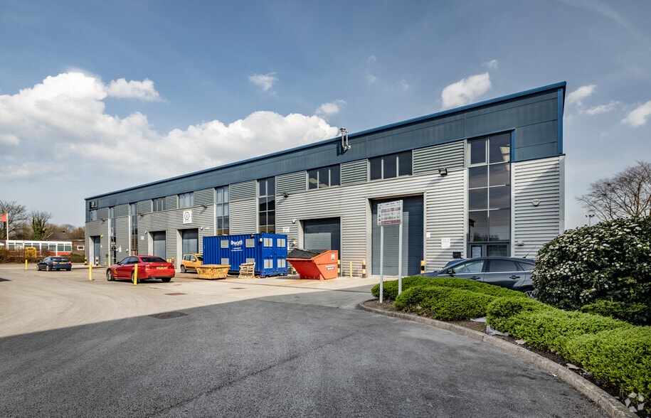 Fairhills Rd, Manchester to rent - Building Photo - Image 3 of 20