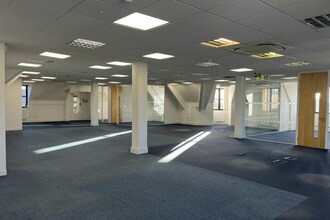 5 Hill Ave, Amersham to rent Interior Photo- Image 1 of 9