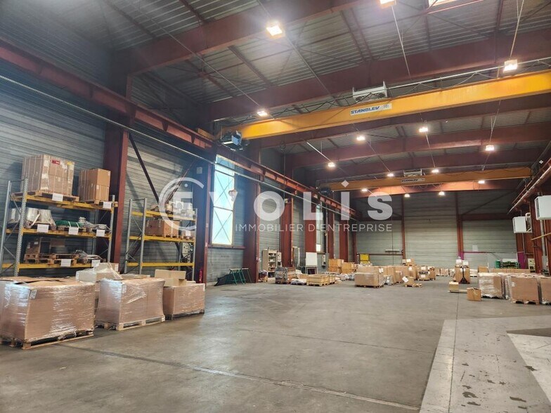 Light Industrial in Vaulx-en-Velin to rent - Interior Photo - Image 3 of 23