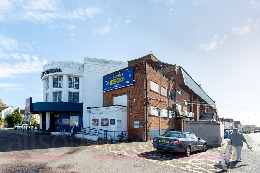 125 Pier Ave, Clacton On Sea for rent - Building Photo - Image 2 of 7