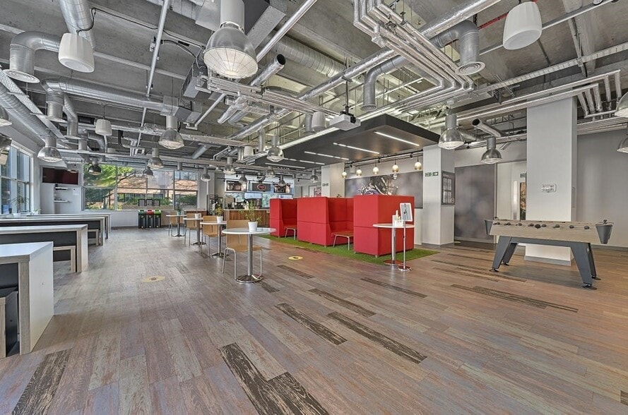 Plane Tree Cres, Feltham to rent - Building Photo - Image 1 of 6