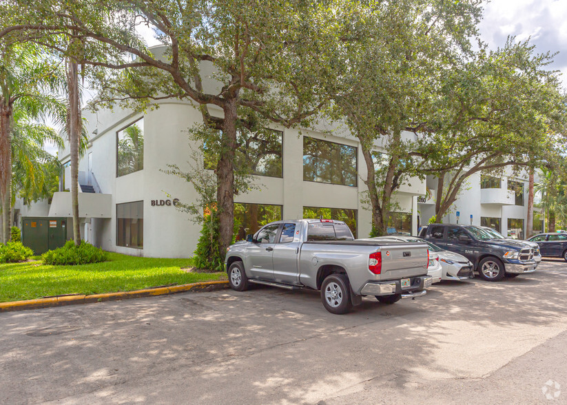 9260 Sunset Dr, Miami, FL for rent - Primary Photo - Image 1 of 7