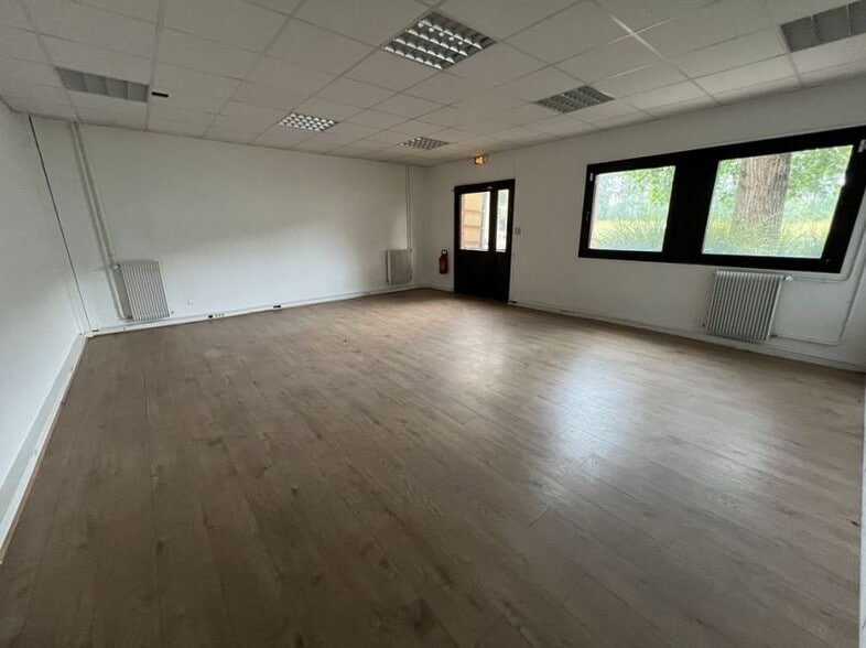 Industrial in Tremblay-en-France to rent - Interior Photo - Image 2 of 10