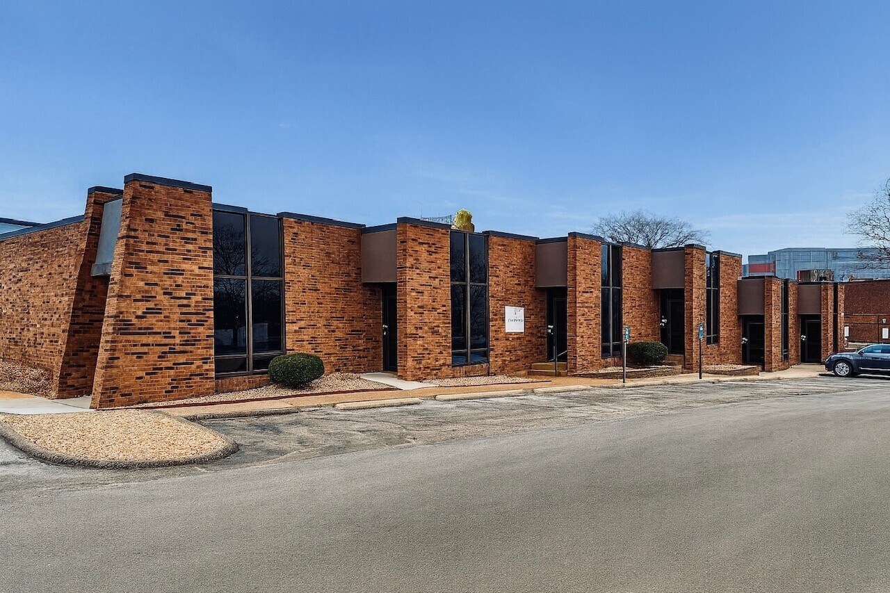 11 Worthington Access Dr, Maryland Heights, MO to rent Primary Photo- Image 1 of 7