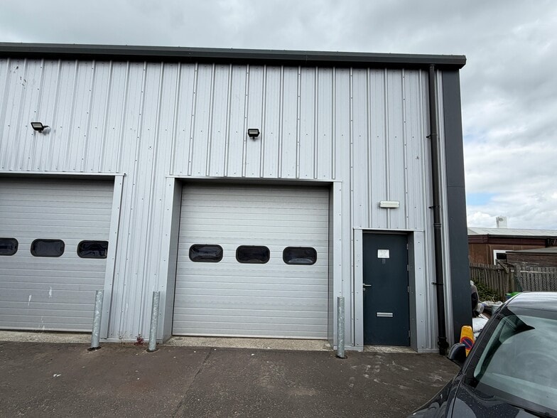15 Whitehouse Rd, Stirling to rent - Building Photo - Image 2 of 6