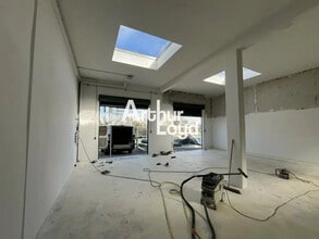 Light Industrial in Fréjus for sale Interior Photo- Image 2 of 2