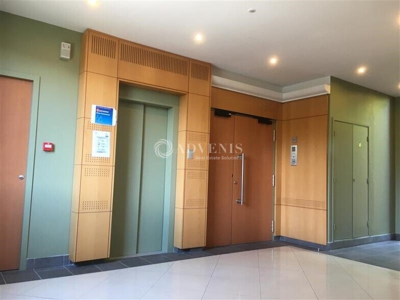 6 Rue Jean Pierre Timbaud, Montigny-le-Bretonneux for sale - Lobby - Image 2 of 5