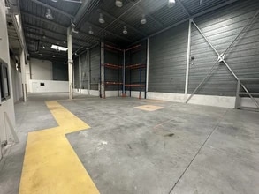 Light Industrial in Aix-en-Provence to rent Interior Photo- Image 2 of 6