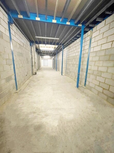 18 Wadsworth Rd, Greenford to rent - Building Photo - Image 2 of 4