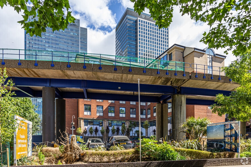 Admirals Way, London to rent - Primary Photo - Image 1 of 3