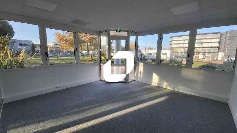 Office in Mérignac to rent - Interior Photo - Image 2 of 12