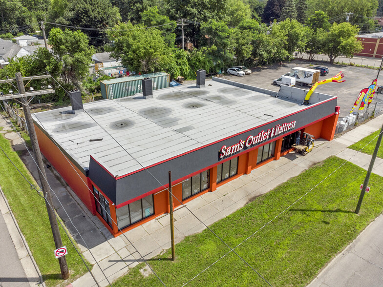 22140 W 7 Mile Rd, Detroit, MI for sale - Building Photo - Image 1 of 1