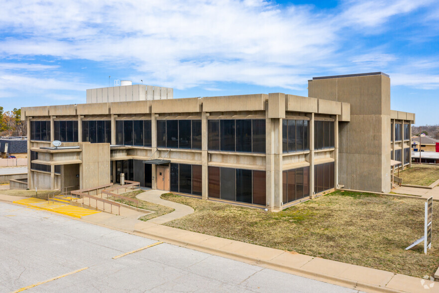 7001 NW 23rd St, Bethany, OK for rent - Building Photo - Image 1 of 9