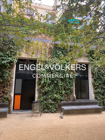 Retail in Barcelona, Barcelona to rent - Building Photo - Image 2 of 3