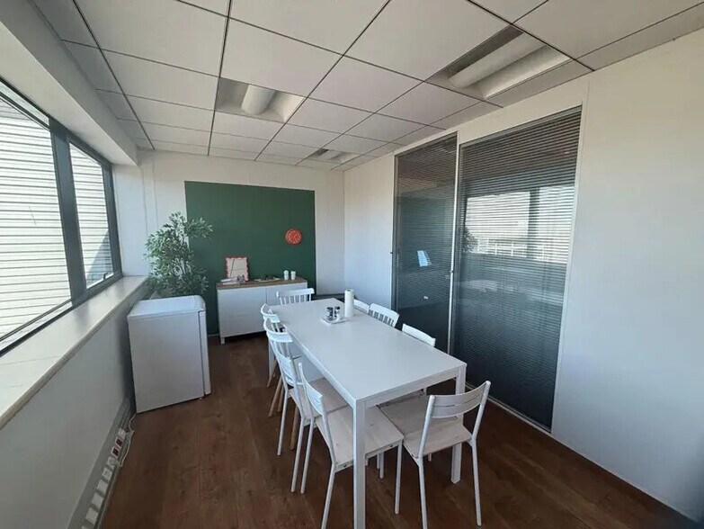 Light Industrial in Gennevilliers to rent - Interior Photo - Image 2 of 4
