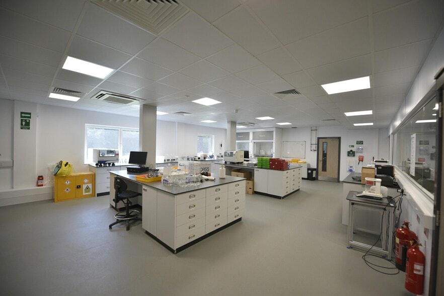 1 Crewe Rd, Manchester to rent - Interior Photo - Image 3 of 13