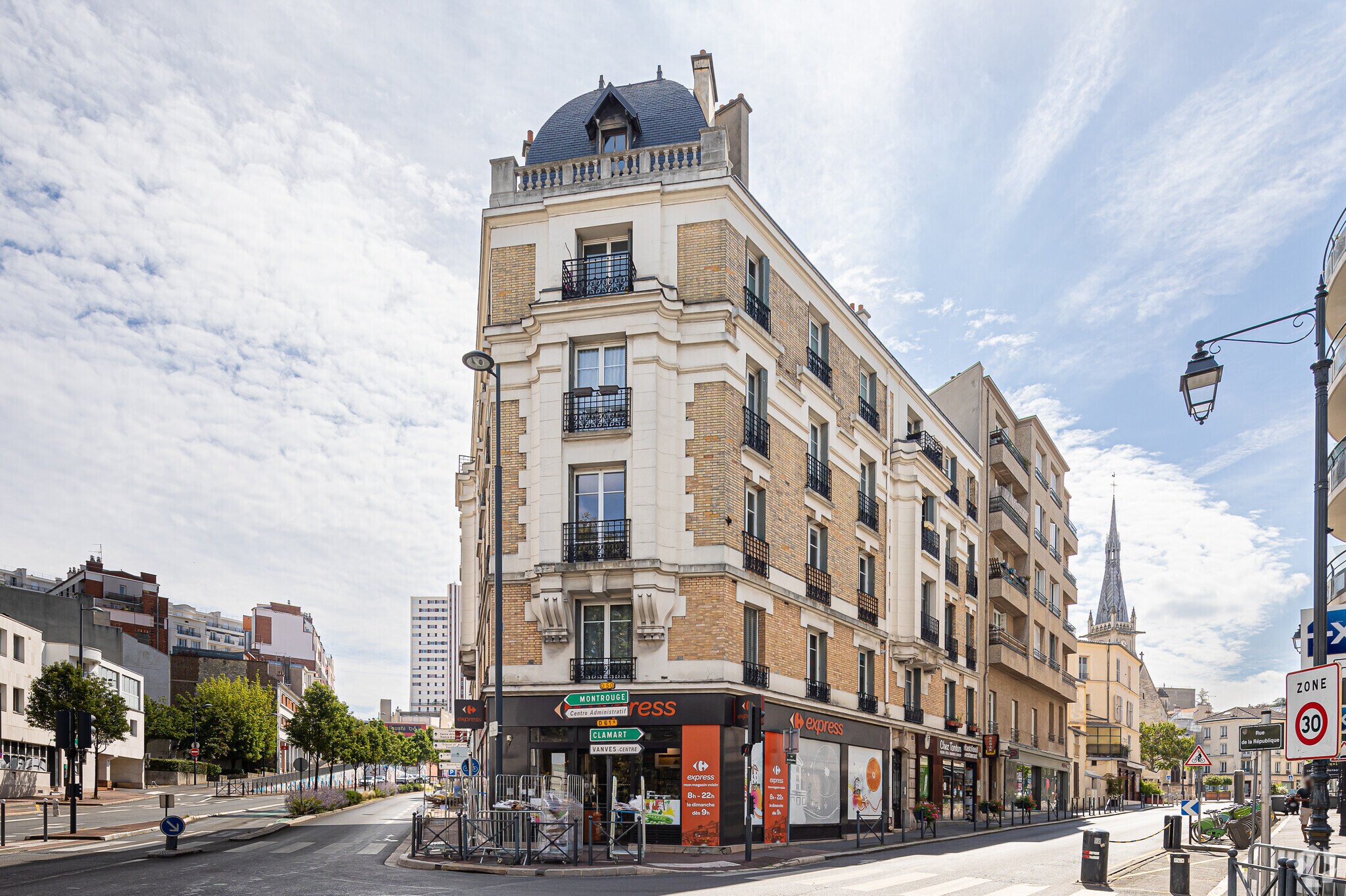 Retail in Vanves to rent Primary Photo- Image 1 of 3