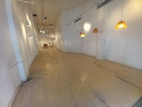Retail in Madrid, Madrid to rent Interior Photo- Image 2 of 7